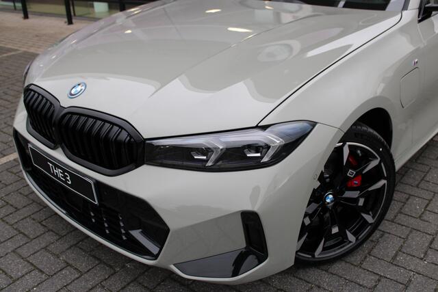 BMW 3-SERIE Touring 330e M Sport Automaat / Panoramadak / Trekhaak / Adaptieve LED / Sportstoelen / Comfort Access / Parking Assistant Plus / Stuurverwarming