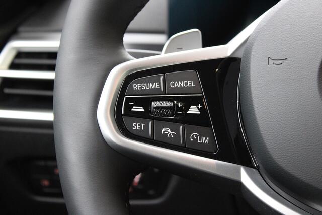 BMW 3-SERIE Touring 330e M Sport Automaat / Panoramadak / Trekhaak / Adaptieve LED / Sportstoelen / Comfort Access / Parking Assistant Plus / Stuurverwarming