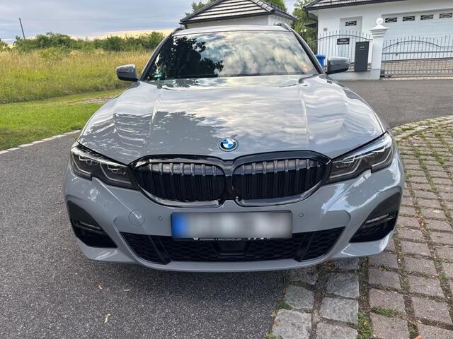 BMW 3-SERIE Touring 330e xDrive High Executive M Sport Nardo Grau Individual metallic Panoramadak Trekhaak 19 Inch Adaptive ophanging M-Technic ACC Elek Stoelverstelling Interieurlijsten Carbon