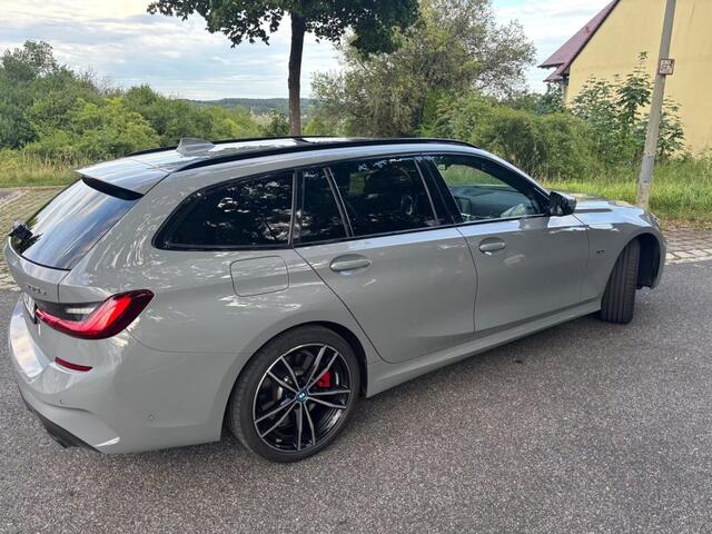 BMW 3-SERIE Touring 330e xDrive High Executive M Sport Nardo Grau Individual metallic Panoramadak Trekhaak 19 Inch Adaptive ophanging M-Technic ACC Elek Stoelverstelling Interieurlijsten Carbon