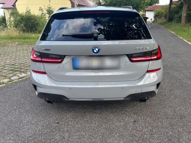 BMW 3-SERIE Touring 330e xDrive High Executive M Sport Nardo Grau Individual metallic Panoramadak Trekhaak 19 Inch Adaptive ophanging M-Technic ACC Elek Stoelverstelling Interieurlijsten Carbon