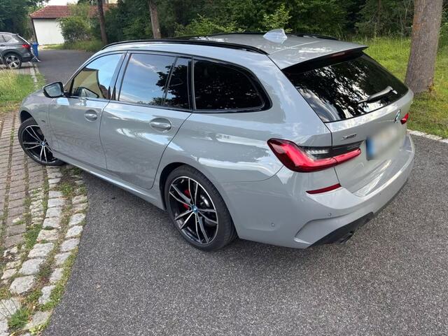 BMW 3-SERIE Touring 330e xDrive High Executive M Sport Nardo Grau Individual metallic Panoramadak Trekhaak 19 Inch Adaptive ophanging M-Technic ACC Elek Stoelverstelling Interieurlijsten Carbon