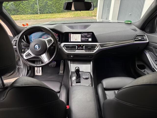 BMW 3-SERIE Touring 330e xDrive High Executive M Sport Nardo Grau Individual metallic Panoramadak Trekhaak 19 Inch Adaptive ophanging M-Technic ACC Elek Stoelverstelling Interieurlijsten Carbon