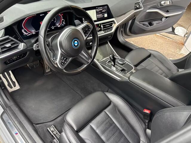 BMW 3-SERIE Touring 330e xDrive High Executive M Sport Nardo Grau Individual metallic Panoramadak Trekhaak 19 Inch Adaptive ophanging M-Technic ACC Elek Stoelverstelling Interieurlijsten Carbon