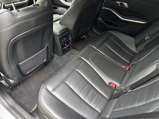 BMW 3-SERIE Touring 330e xDrive High Executive M Sport Nardo Grau Individual metallic Panoramadak Trekhaak 19 Inch Adaptive ophanging M-Technic ACC Elek Stoelverstelling Interieurlijsten Carbon