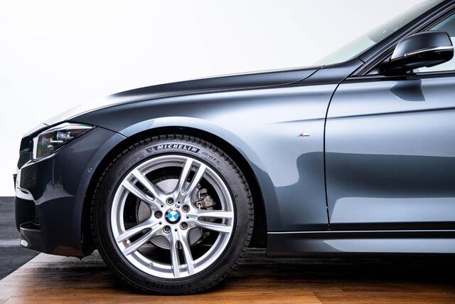 BMW 3-SERIE Touring 318i High Executive M-sport - Panoramadak - Leder - Camera - Navigatiesysteem Professional - HiFi System - Stoelverwarming