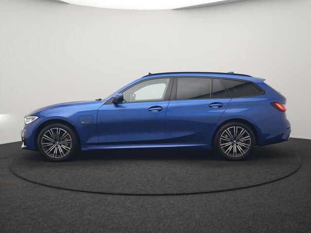 BMW 3-SERIE Touring 330e xDrive M Sport PHEV 293pk Dealer O.H | Panodak | Head Up | Camera | Laser LED | Lederen Sportstoelen Memory & Verwarmd | Keyless | Cruise Control | BLIS | Apple Carplay | Virtual | Navigatie | DAB | 18"L.M | Plug In Hybrid |