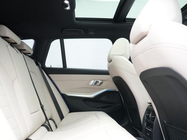 BMW 3-SERIE Touring 330e xDrive M Sport PHEV 293pk Dealer O.H | Panodak | Head Up | Camera | Laser LED | Lederen Sportstoelen Memory & Verwarmd | Keyless | Cruise Control | BLIS | Apple Carplay | Virtual | Navigatie | DAB | 18"L.M | Plug In Hybrid |