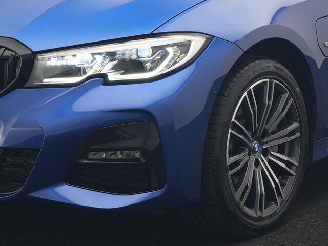 BMW 3-SERIE Touring 330e xDrive M Sport PHEV 293pk Dealer O.H | Panodak | Head Up | Camera | Laser LED | Lederen Sportstoelen Memory & Verwarmd | Keyless | Cruise Control | BLIS | Apple Carplay | Virtual | Navigatie | DAB | 18"L.M | Plug In Hybrid |