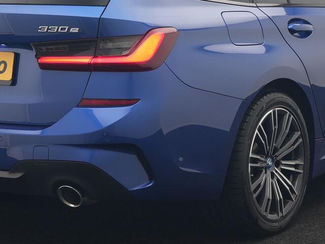 BMW 3-SERIE Touring 330e xDrive M Sport PHEV 293pk Dealer O.H | Panodak | Head Up | Camera | Laser LED | Lederen Sportstoelen Memory & Verwarmd | Keyless | Cruise Control | BLIS | Apple Carplay | Virtual | Navigatie | DAB | 18"L.M | Plug In Hybrid |