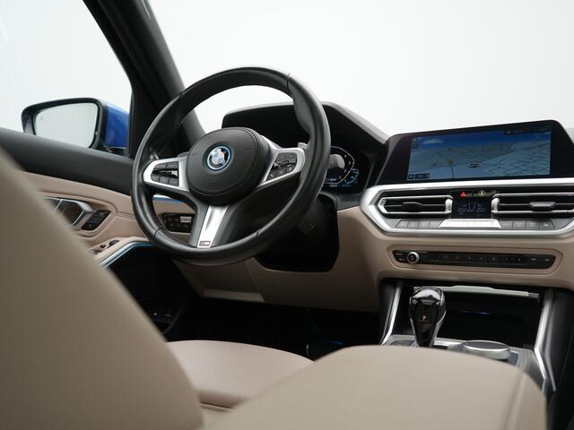 BMW 3-SERIE Touring 330e xDrive M Sport PHEV 293pk Dealer O.H | Panodak | Head Up | Camera | Laser LED | Lederen Sportstoelen Memory & Verwarmd | Keyless | Cruise Control | BLIS | Apple Carplay | Virtual | Navigatie | DAB | 18"L.M | Plug In Hybrid |