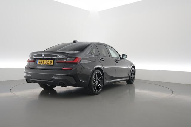 BMW 3-SERIE 330e M Sport | Rijklaar! | S/K-Dak | Shadowline | Dig. Cockpit | HUD | Stoelverw. | Dodehoek | Cruise | Camera+PDC | LED | Nav+CarPlay | Alcantara/Leder | Sfeerverl. | Rijmodi | V