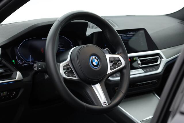 BMW 3-SERIE 330e M Sport | Rijklaar! | S/K-Dak | Shadowline | Dig. Cockpit | HUD | Stoelverw. | Dodehoek | Cruise | Camera+PDC | LED | Nav+CarPlay | Alcantara/Leder | Sfeerverl. | Rijmodi | V