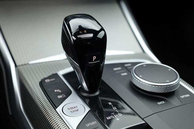 BMW 3-SERIE 330e M Sport | Rijklaar! | S/K-Dak | Shadowline | Dig. Cockpit | HUD | Stoelverw. | Dodehoek | Cruise | Camera+PDC | LED | Nav+CarPlay | Alcantara/Leder | Sfeerverl. | Rijmodi | V