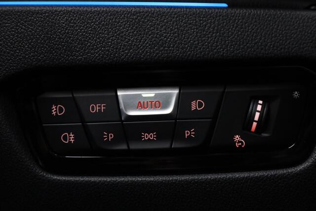 BMW 3-SERIE 330e M Sport | Rijklaar! | S/K-Dak | Shadowline | Dig. Cockpit | HUD | Stoelverw. | Dodehoek | Cruise | Camera+PDC | LED | Nav+CarPlay | Alcantara/Leder | Sfeerverl. | Rijmodi | V