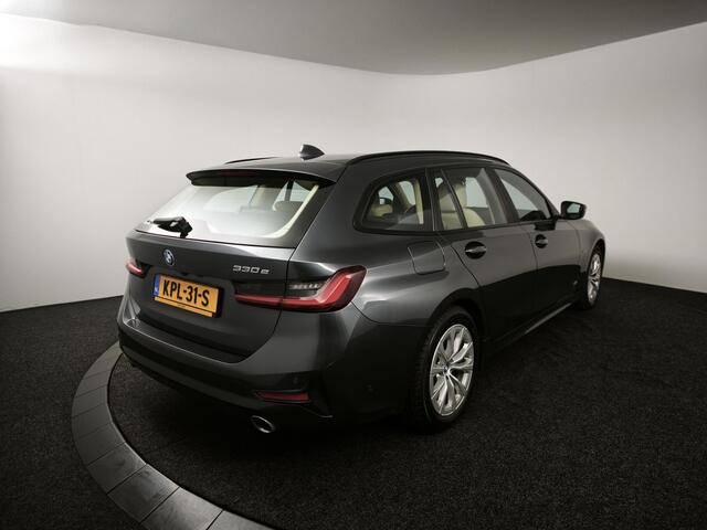 BMW 3-SERIE Touring 330e Business Edition Plus | Leder | Achteruitrijcamera | Panoramadak | Stoelverwarming |