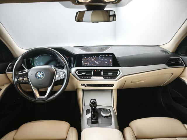 BMW 3-SERIE Touring 330e Business Edition Plus | Leder | Achteruitrijcamera | Panoramadak | Stoelverwarming |