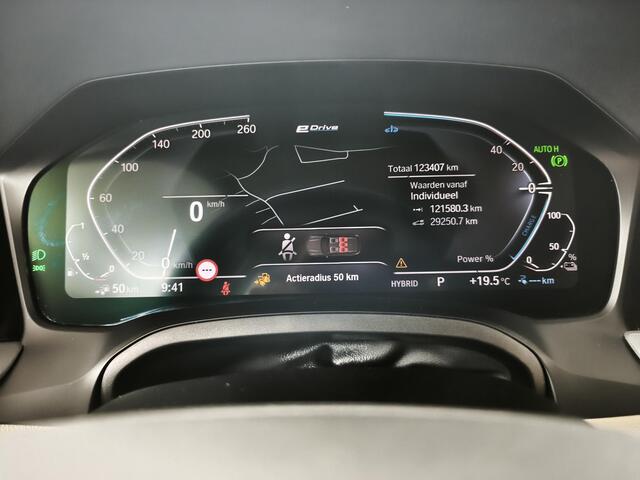 BMW 3-SERIE Touring 330e Business Edition Plus | Leder | Achteruitrijcamera | Panoramadak | Stoelverwarming |
