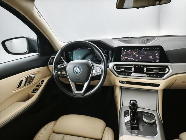 BMW 3-SERIE Touring 330e Business Edition Plus | Leder | Achteruitrijcamera | Panoramadak | Stoelverwarming |