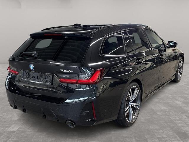 BMW 3-SERIE Touring 330e M-SPORT ** ADAP. LED, PANO, TREKH, ACC, HuD, 19-inch LMV ** 1e EIG - UNFALLFREI, BMW ONDERH. ** * INFORMEER OOK NAAR ONZE AANTREKKELIJKE FINANCIAL-LEASE TARIEVEN **