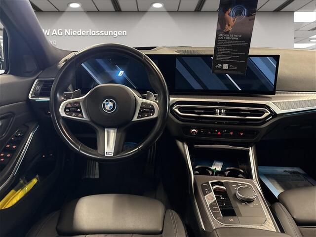 BMW 3-SERIE Touring 330e M-SPORT ** ADAP. LED, PANO, TREKH, ACC, HuD, 19-inch LMV ** 1e EIG - UNFALLFREI, BMW ONDERH. ** * INFORMEER OOK NAAR ONZE AANTREKKELIJKE FINANCIAL-LEASE TARIEVEN **