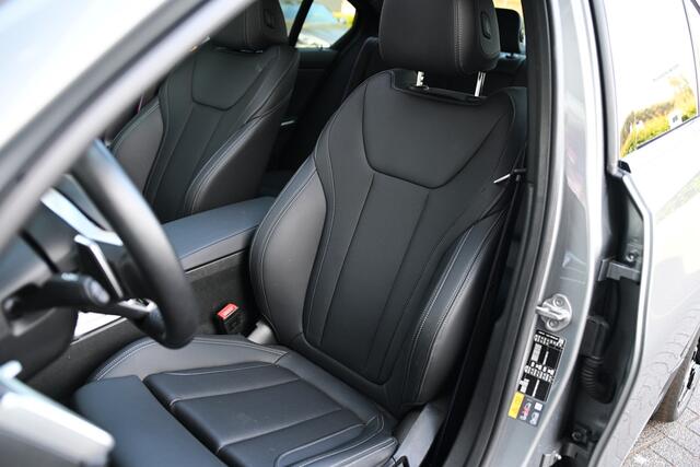 BMW 3-SERIE 330e M Sport Automaat / Schuif-kanteldak / Trekhaak / Achteruitrijcamera / Sportstoelen / Adaptieve LED / Comfort Access / Live Cockpit Plus