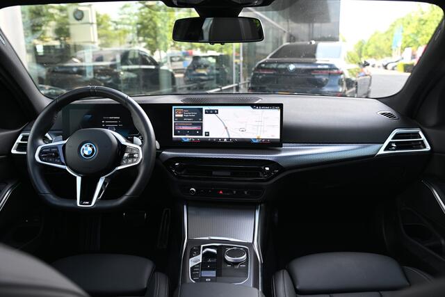 BMW 3-SERIE 330e M Sport Automaat / Schuif-kanteldak / Trekhaak / Achteruitrijcamera / Sportstoelen / Adaptieve LED / Comfort Access / Live Cockpit Plus