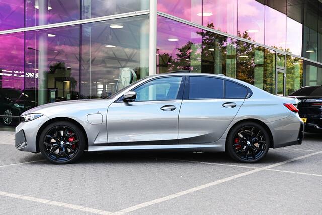 BMW 3-SERIE 330e M Sport Automaat / Schuif-kanteldak / Trekhaak / Achteruitrijcamera / Sportstoelen / Adaptieve LED / Comfort Access / Live Cockpit Plus