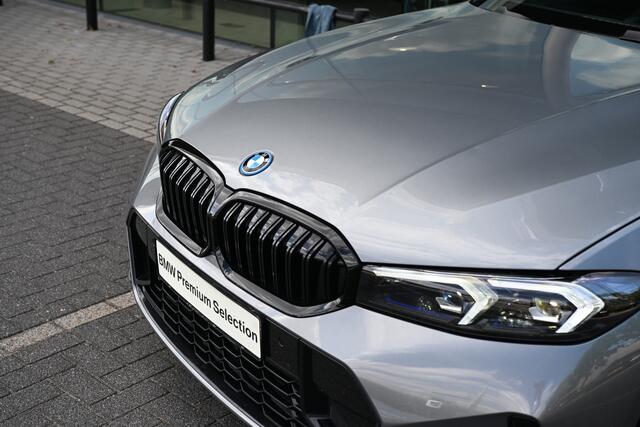 BMW 3-SERIE 330e M Sport Automaat / Schuif-kanteldak / Trekhaak / Achteruitrijcamera / Sportstoelen / Adaptieve LED / Comfort Access / Live Cockpit Plus