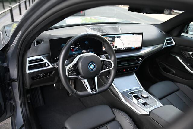 BMW 3-SERIE 330e M Sport Automaat / Schuif-kanteldak / Trekhaak / Achteruitrijcamera / Sportstoelen / Adaptieve LED / Comfort Access / Live Cockpit Plus