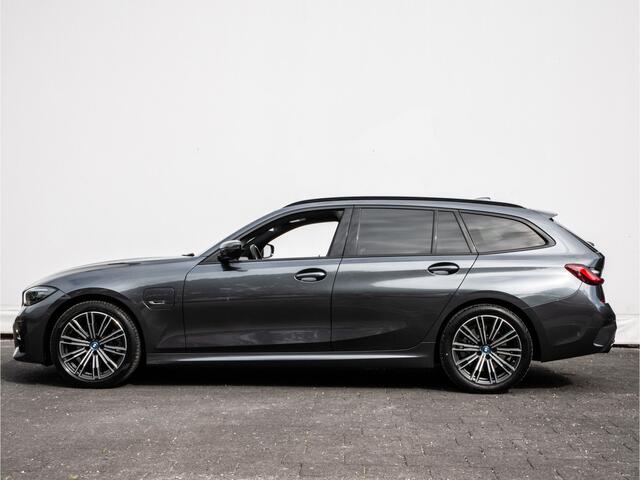 BMW 3-SERIE Touring 320e Aut. M-pakket Trekhaak/ Stoel-stuurverwarming/ Navigatie/ Camera/ Carplay/ Sportstoelen