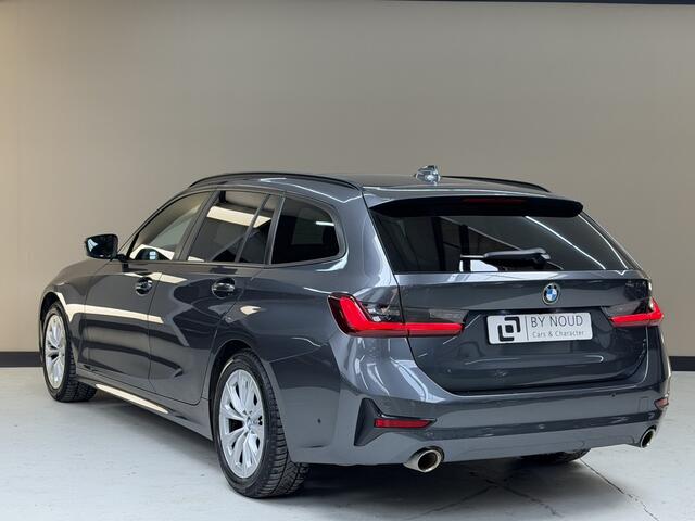 BMW 3-SERIE Touring 318i Advantage, 157Pk, 2022, 1ste eigenaar, Panoramadak, Trekhaak, Climate control, Apple CarPlay, Sportstoelen, Navigatie, Elektrische achterklep, Parkeersensoren,