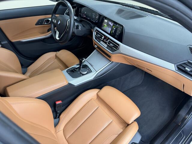BMW 3-SERIE Touring 318i Advantage, 157Pk, 2022, 1ste eigenaar, Panoramadak, Trekhaak, Climate control, Apple CarPlay, Sportstoelen, Navigatie, Elektrische achterklep, Parkeersensoren,