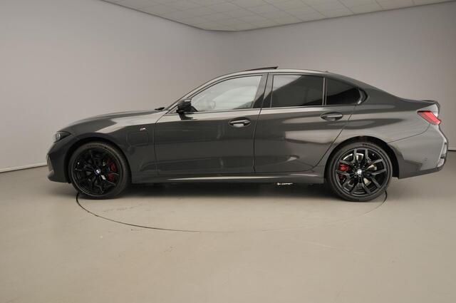 BMW 3-SERIE Sedan 330e M Sportpakket Pro / Schuifdak / Driving assist prof / Getint glas / Leder / Alu wielen 19 inch