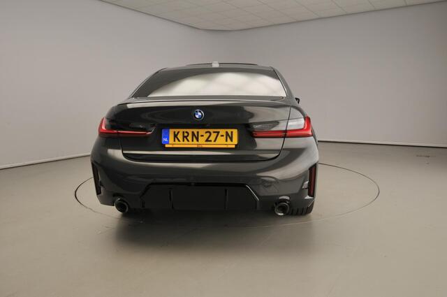 BMW 3-SERIE Sedan 330e M Sportpakket Pro / Schuifdak / Driving assist prof / Getint glas / Leder / Alu wielen 19 inch
