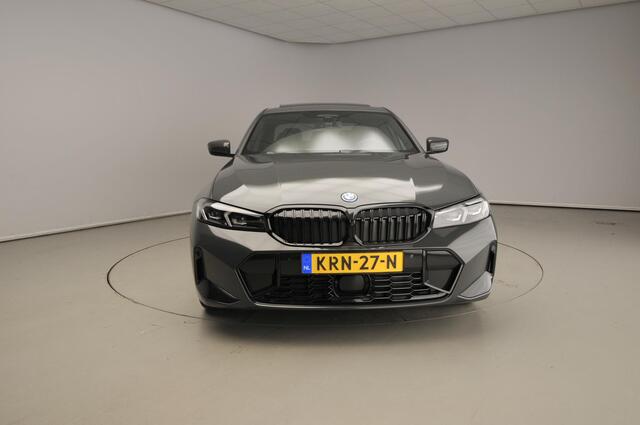BMW 3-SERIE Sedan 330e M Sportpakket Pro / Schuifdak / Driving assist prof / Getint glas / Leder / Alu wielen 19 inch