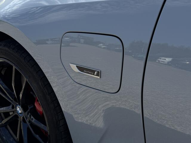 BMW 3-SERIE 320e | M-Sport Pro | Schuif-/Kanteldak | 19'' | HiFi | Camera | Comfort Access | Elek. Stoelverst.