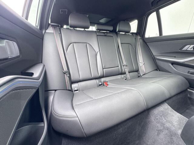 BMW 3-SERIE Touring 330e | Innovation Pack | M Sport | Trekhaak | Panoramadak |