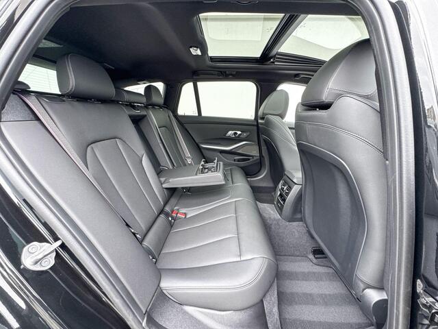 BMW 3-SERIE Touring 330e | Innovation Pack | M Sport | Trekhaak | Panoramadak |