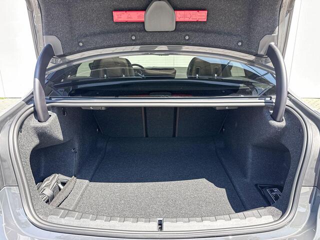 BMW 3-SERIE Sedan 318i | Comfort Pack | M Sport | Trekhaak | Comfort Access |