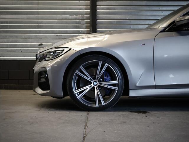 BMW 3-SERIE Limousine 330i M Sport | M Sport | Head Up | Stoelverwarming | Adaptieve Cruise Controle |