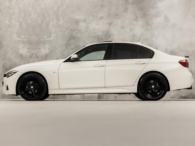 BMW 3-SERIE 318i M Sport Shadow Automaat (SCHUIFDAK, M PAKKET, GROOT NAVI, VIRTUAL COCKPIT, LEDER, STOELVERWARMING, SPORTSTOELEN, GETINT GLAS, PARKEERSENSOREN, NIEUWSTAAT)