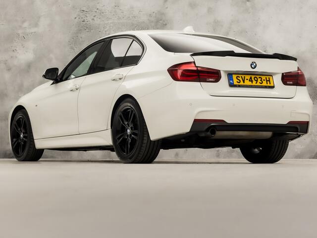 BMW 3-SERIE 318i M Sport Shadow Automaat (SCHUIFDAK, M PAKKET, GROOT NAVI, VIRTUAL COCKPIT, LEDER, STOELVERWARMING, SPORTSTOELEN, GETINT GLAS, PARKEERSENSOREN, NIEUWSTAAT)