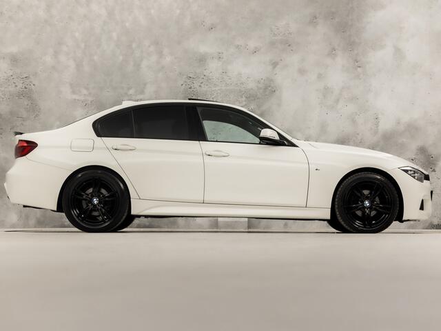 BMW 3-SERIE 318i M Sport Shadow Automaat (SCHUIFDAK, M PAKKET, GROOT NAVI, VIRTUAL COCKPIT, LEDER, STOELVERWARMING, SPORTSTOELEN, GETINT GLAS, PARKEERSENSOREN, NIEUWSTAAT)