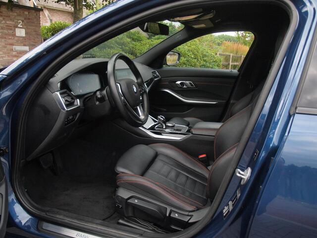 BMW 3-SERIE Touring 318i High Executive | Camera | Sfeerverlichting | Apple Carplay | LED-Laser | NL-Auto |
