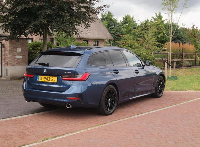 BMW 3-SERIE Touring 318i High Executive | Camera | Sfeerverlichting | Apple Carplay | LED-Laser | NL-Auto |