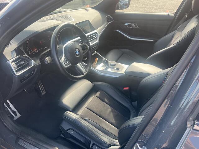 BMW 3-SERIE 320i M-Sport | 19" | Hifi | M-Achterspoiler | M-Sportremmen | Privacy Glass | Voorbereiding Driving Assistance