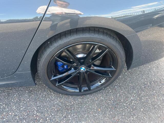 BMW 3-SERIE 320i M-Sport | 19" | Hifi | M-Achterspoiler | M-Sportremmen | Privacy Glass | Voorbereiding Driving Assistance
