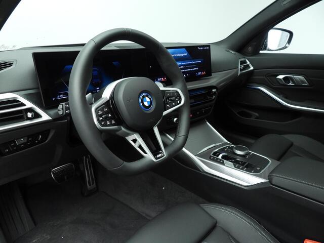 BMW 3-SERIE Touring 330e M Sportpakket Pro | Panoramadak | Harman Kardon | Driving Assistant Professional | Trekhaak