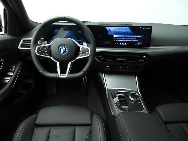 BMW 3-SERIE Touring 330e M Sportpakket Pro | Panoramadak | Harman Kardon | Driving Assistant Professional | Trekhaak
